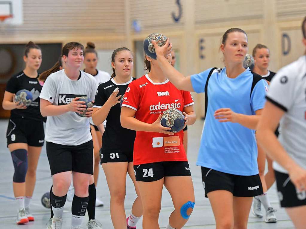 Mit einigen Jugend- und Perspektivspielerinnen feilt Zweitligist HSG Freiburg im Training an der Abstimmung fr die am 5. September beginnende Saison.