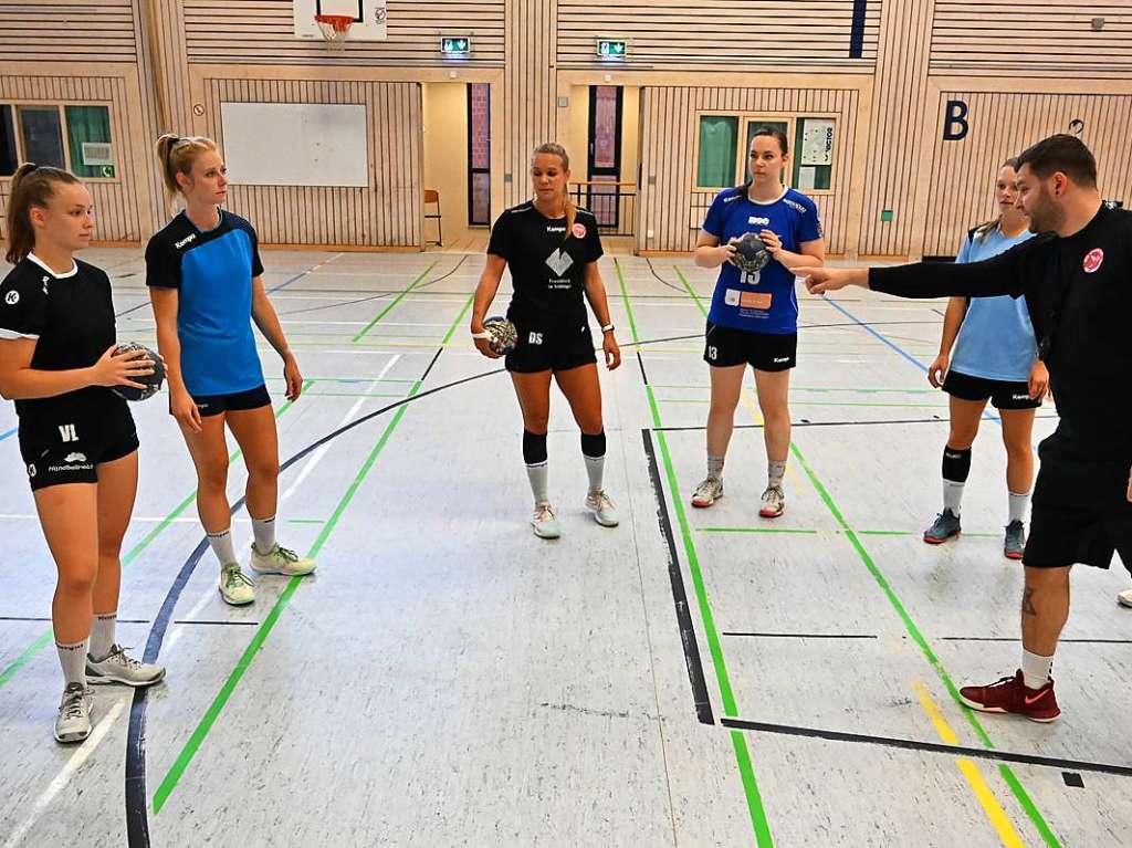 Co-Trainer Slobodan Schwaiger erklrt den Spielerinnen eine bungsform.