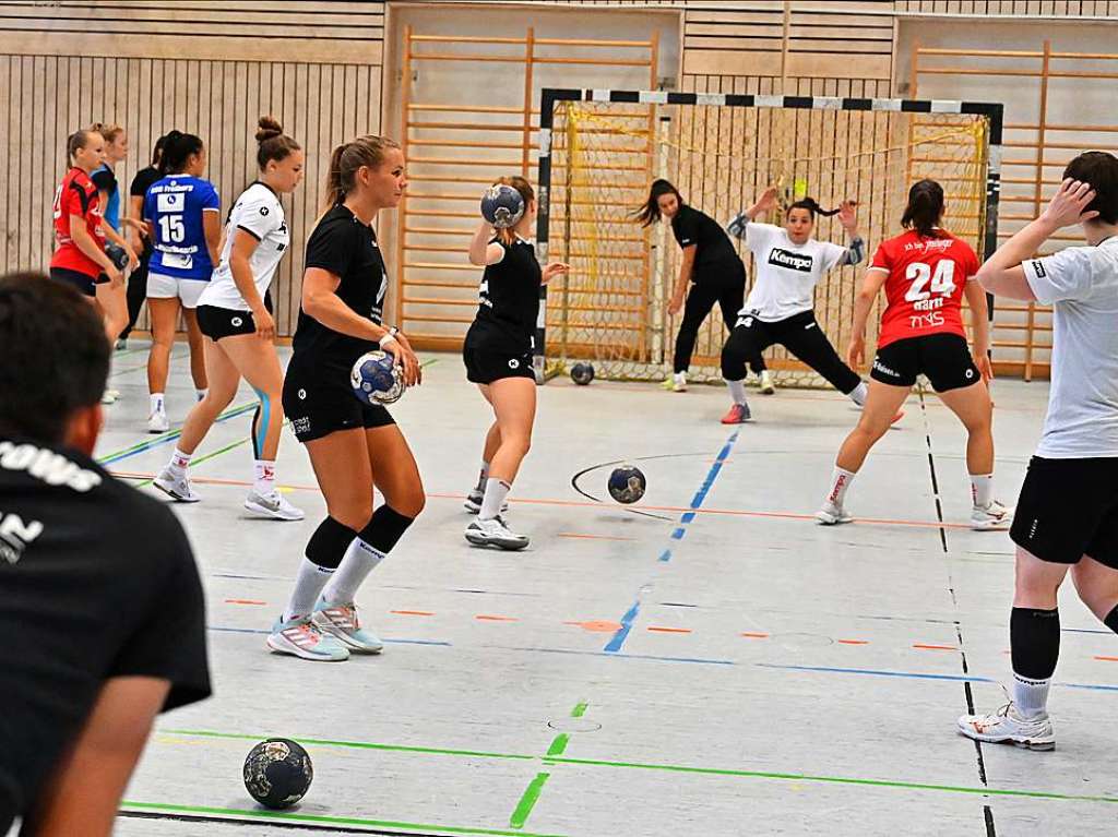 Mit einigen Jugend- und Perspektivspielerinnen feilt Zweitligist HSG Freiburg im Training an der Abstimmung fr die am 5. September beginnende Saison.