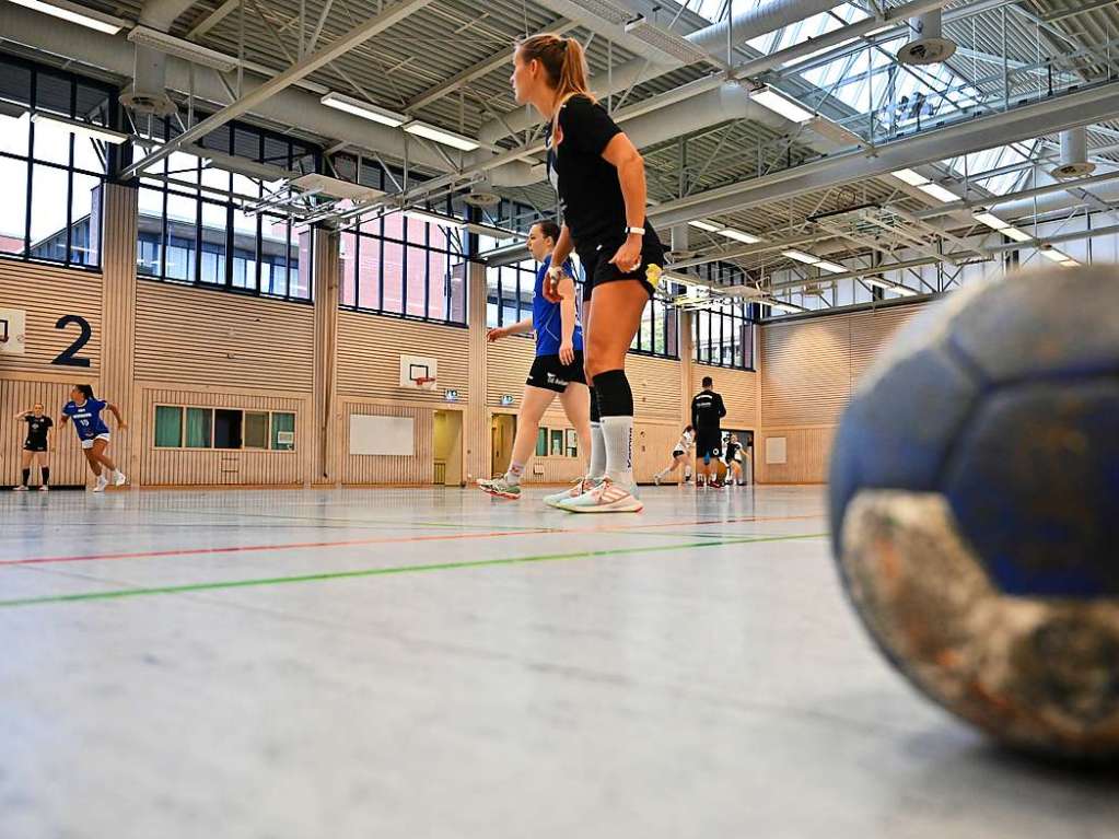 Mit einigen Jugend- und Perspektivspielerinnen feilt Zweitligist HSG Freiburg im Training an der Abstimmung fr die am 5. September beginnende Saison.