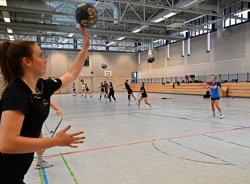 Mit einigen Jugend- und Perspektivspielerinnen feilt Zweitligist HSG Freiburg im Training an der Abstimmung fr die am 5. September beginnende Saison.