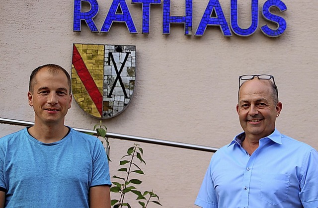 Ralf Obergfll (rechts) verpflichtete ...lblin in den Ortschaftsrat nachrckt.   | Foto: Werner Schnabl