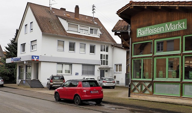 Das Volksbank-Gebude soll laut Projek...s neue Dorfzentrum integriert werden.   | Foto: Michael Haberer