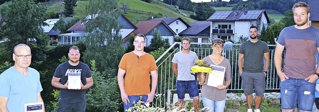 Ehrungen und Wahlen:  Joachim Steinebr...e Vorstand Christian Held (von links)   | Foto: Paul Berger