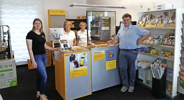 Das Team der Postagentur Ringwald: Ste...und Ortsvorsteher Christian Ringwald.   | Foto: Stefanie Berger