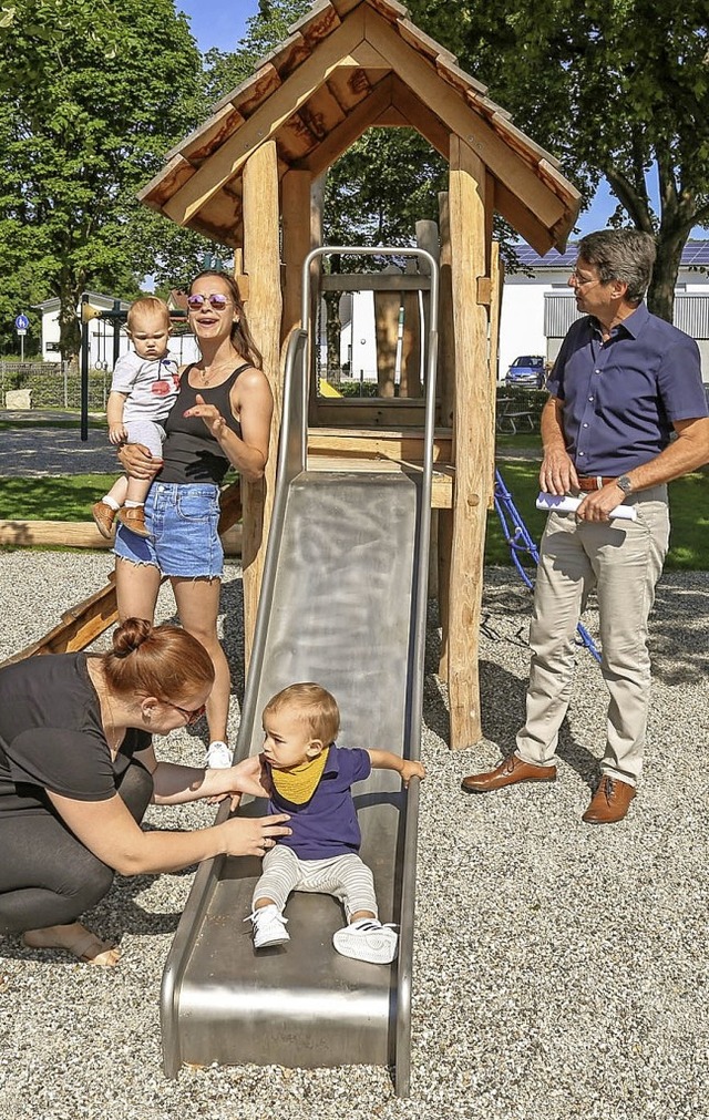 Leo und Lena durften als Erste die Rut...uen Spielplatz Ettenheimweiler testen.  | Foto: Sandra Decoux-Kone