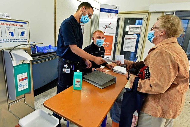 Es gelten weiter besondere Hygiene- un... und Besucher eine Maske ausgehndigt.  | Foto: Michael Bamberger