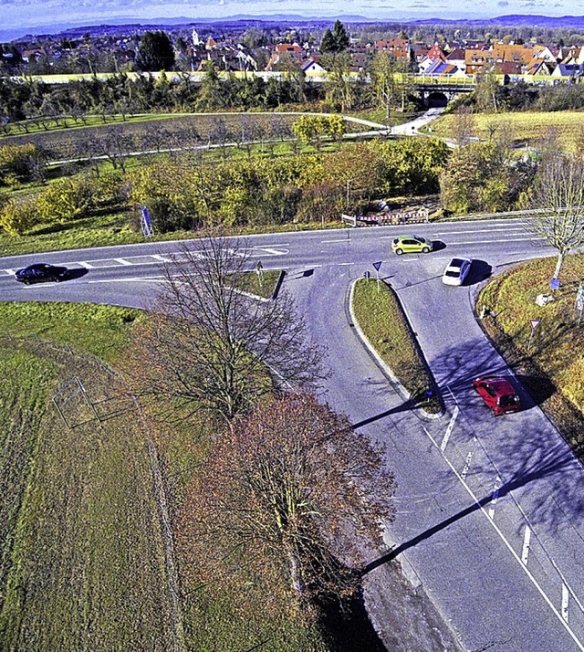Die Kreuzung bei Ebringen wird einen Kreisverkehr bekommen.  | Foto: Michael Saurer