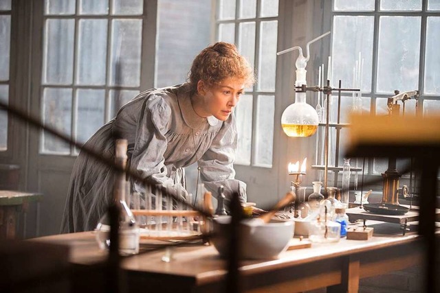 Rosamund Pike als Marie Curie in einer...arie Curie - Elemente des Lebens&quot;  | Foto: - (dpa)