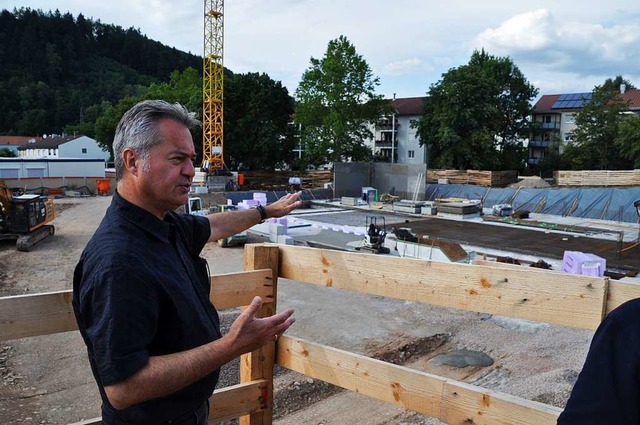 &#8222;Wir sind im Zeitplan&#8220;, sa...r die Baustelle der neuen Ebert-Halle.  | Foto: Nicolai Kapitz