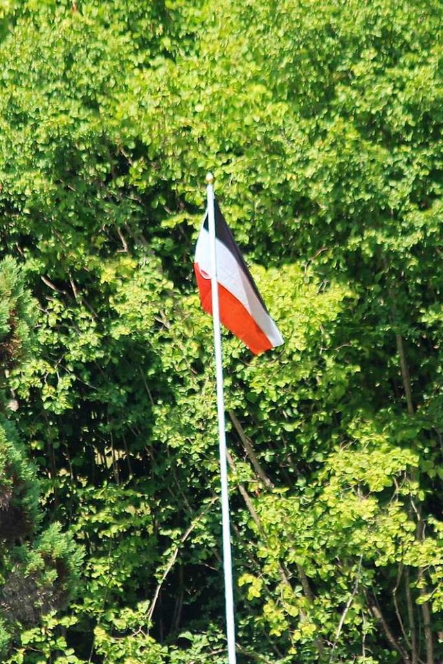 Schwarz-wei-rot flattert  die Flagge in Wembach im Wind.  | Foto: Martin Klabund