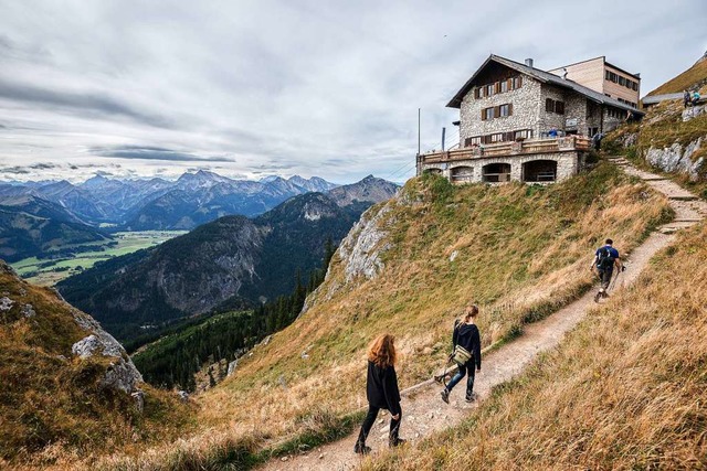 Wandern in den Alpen? Dieses Jahr beliebt.  | Foto: Nicolas Armer (dpa)