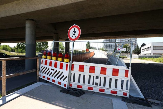 Die Brcke bleibt noch bis in den August hinein gesperrt.  | Foto: Christoph Breithaupt