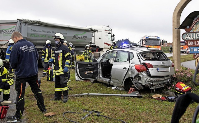 Schwerste Verletzungen erlitt bei dies...hr befreite ihn aus seinem Autowrack.   | Foto: Volker Mnch