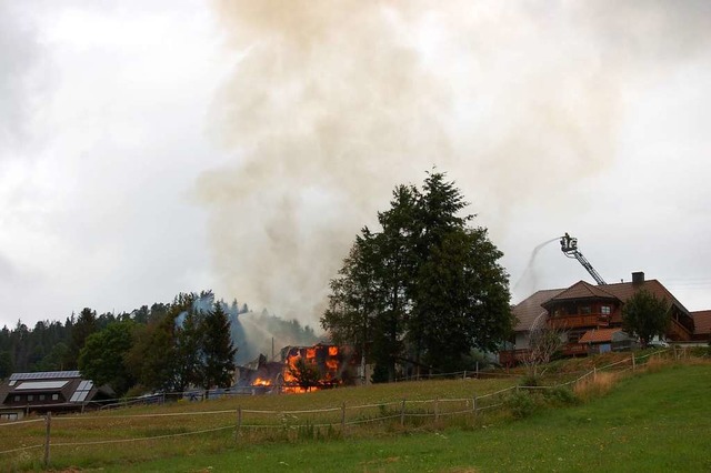 Mit zwei Drehleitern versuchen die Feu...d die angrenzenden Huser zu schtzen.  | Foto: Claudia Renk