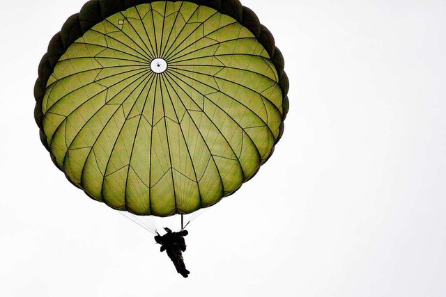 Ein Fallschirmjger baumelt am Schirm.   | Foto: Bundeswehr/Niklas Pritzsche