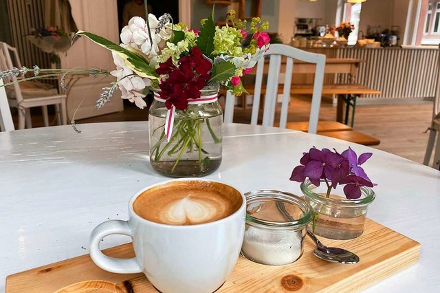 Hbsche Blumen, leckerer Kaffee, wohli...hre hat das Caf Frster Max erffnet.  | Foto: Anika Maldacker