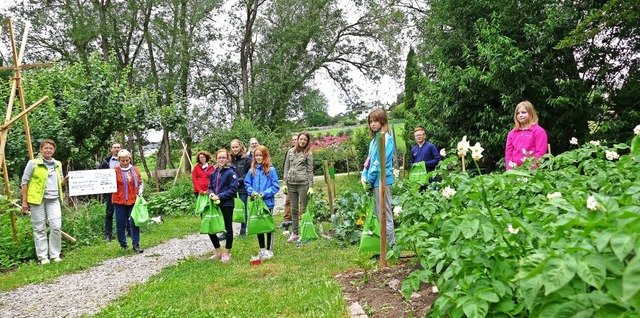 Das Konzept des Schulgartens der Reals...er (Zweite von links) entgegennahmen.   | Foto: Stefan Limberger-Andris