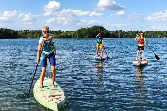 Gemeinsam eine Runde drehen:   Die Pad...geniet die Ruhe auf dem Opfinger See.  | Foto: Ronja Vattes