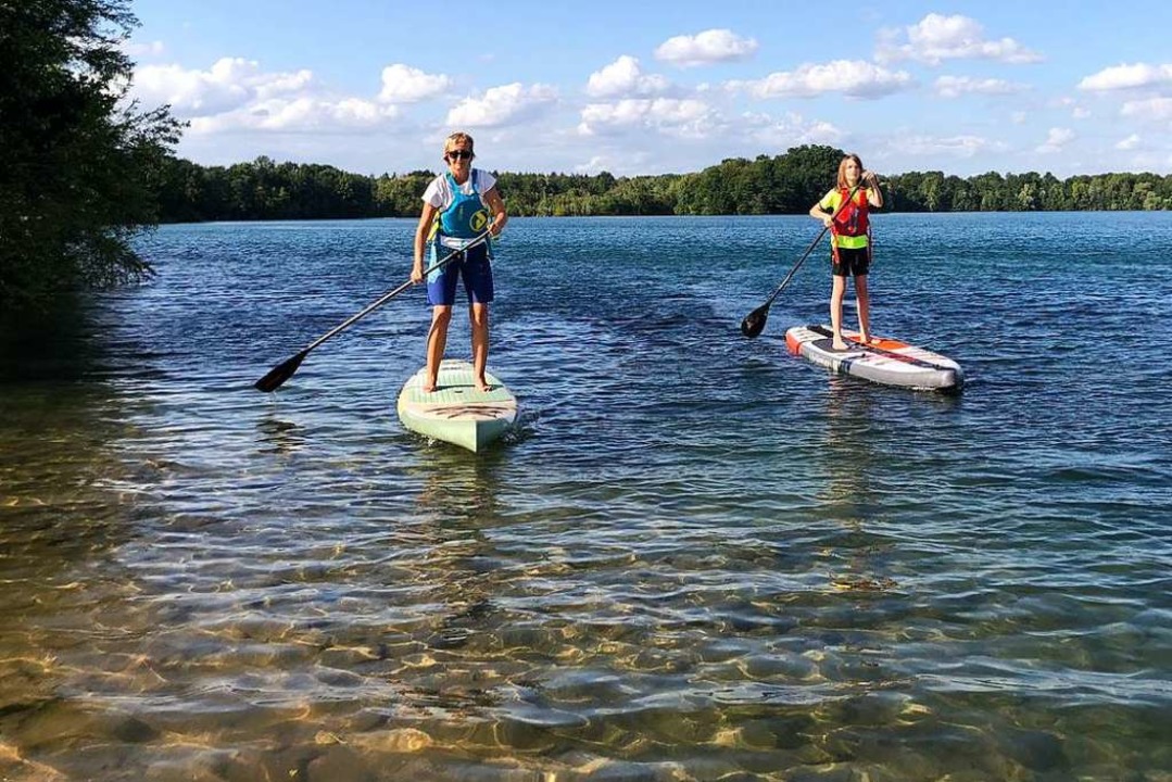Stand Up Paddling auf dem Opfinger See: Nicole (links) zeigt, wie es geht.  | Foto: Ronja Vattes