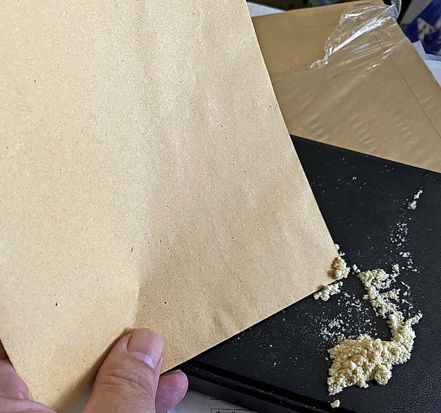 Weies Pulver rieselt aus einem Brief. Es knnte hchst gefhrlich sein.   | Foto: Michael Neubert