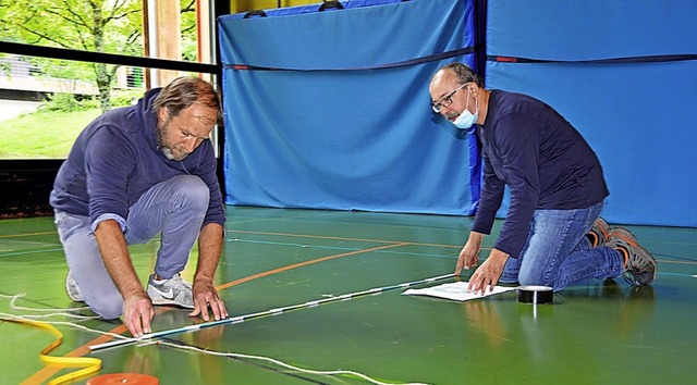 Hausmeister Timo Hauser (links) und Eg...ische in der Kirchzartener Sporthalle.  | Foto: Gerhard Lck