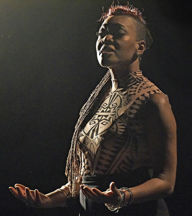Die Performance-Knstlerin Jasmin Tutu...22;Asphalt-Sessions&#8220; im E-Werk.   | Foto: Michael Bamberger