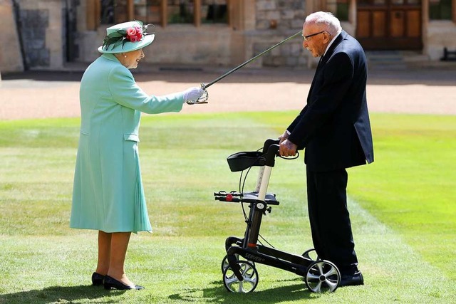 Werden beide gefeiert wie Popstars: Queen Elizabeth II. und Sir Tom Moore.  | Foto: Chris Jackson (dpa)
