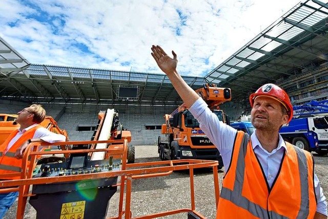 Baustellenbegehung in der neuen Arena des SC Freiburg am 17. Juli.  | Foto: Michael Bamberger