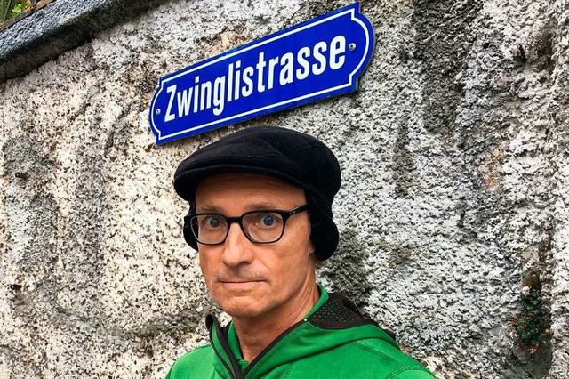 Der Schweizer Musiker und Kabarettist ...em Zwingli-Programm im Theater im Hof.  | Foto: Claudia Carigiet