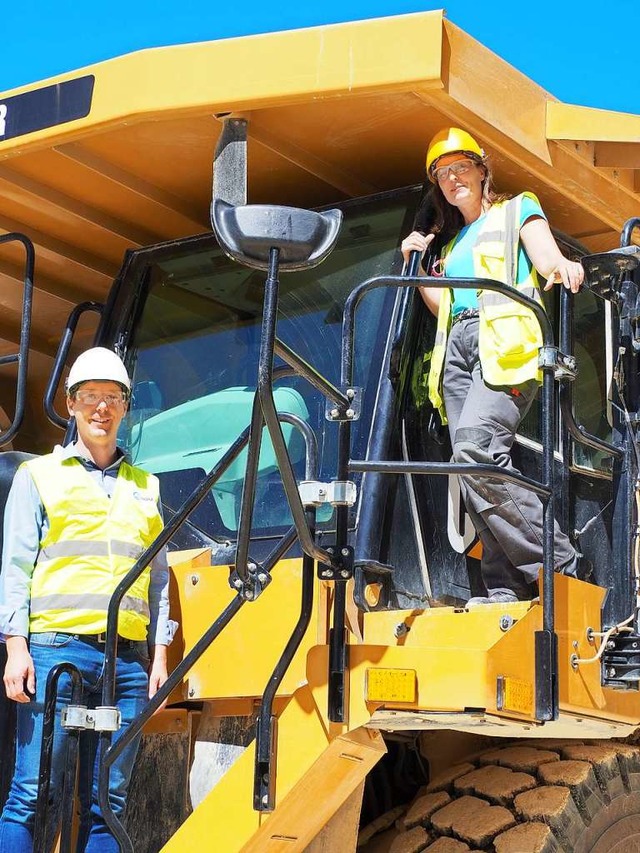 Silvia Teirich, hier mit Werksleiter O...im Kalkwerk die ganz groen Maschinen.  | Foto: Herbert Frey