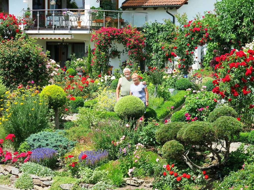 Blumen, Strucher, Bume, Gemse, Kruter und mehr gedeihen im Garten von Ingrid und Herbert Wehrle. Skulpturen, Brunnen, Natursteinmauern, Insektenhotel und Sitzgruppen ergnzen die blhende Oase.