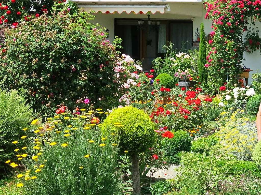 Blumen, Strucher, Bume, Gemse, Kruter und mehr gedeihen im Garten von Ingrid und Herbert Wehrle. Skulpturen, Brunnen, Natursteinmauern, Insektenhotel und Sitzgruppen ergnzen die blhende Oase.