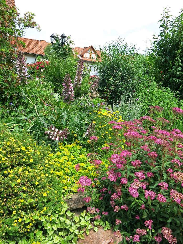 Blumen, Strucher, Bume, Gemse, Kruter und mehr gedeihen im Garten von Ingrid und Herbert Wehrle. Skulpturen, Brunnen, Natursteinmauern, Insektenhotel und Sitzgruppen ergnzen die blhende Oase.