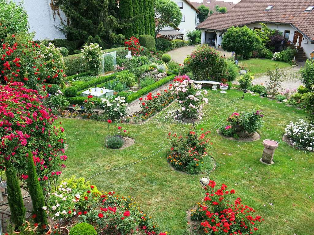 Blumen, Strucher, Bume, Gemse, Kruter und mehr gedeihen im Garten von Ingrid und Herbert Wehrle. Skulpturen, Brunnen, Natursteinmauern, Insektenhotel und Sitzgruppen ergnzen die blhende Oase.