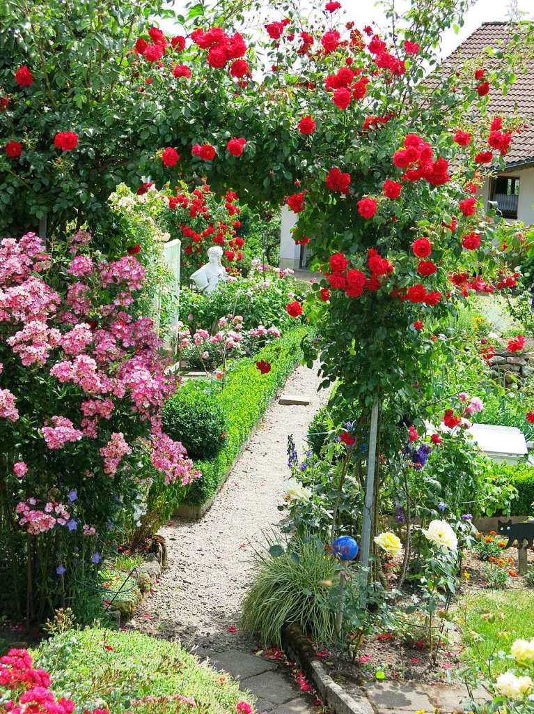 Blumen, Strucher, Bume, Gemse, Kruter und mehr gedeihen im Garten von Ingrid und Herbert Wehrle. Skulpturen, Brunnen, Natursteinmauern, Insektenhotel und Sitzgruppen ergnzen die blhende Oase.