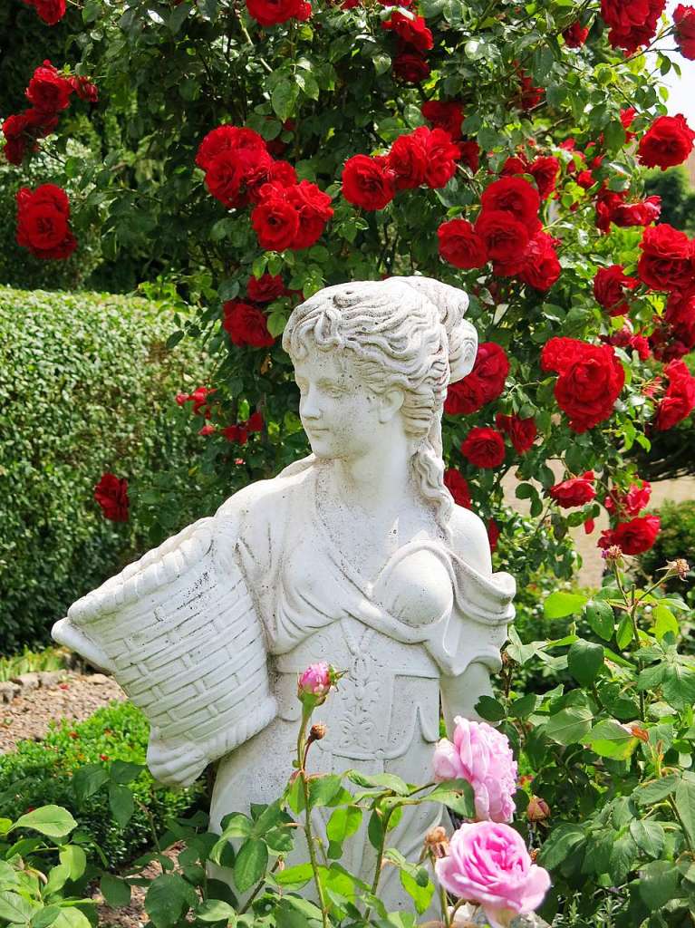 Blumen, Strucher, Bume, Gemse, Kruter und mehr gedeihen im Garten von Ingrid und Herbert Wehrle. Skulpturen, Brunnen, Natursteinmauern, Insektenhotel und Sitzgruppen ergnzen die blhende Oase.