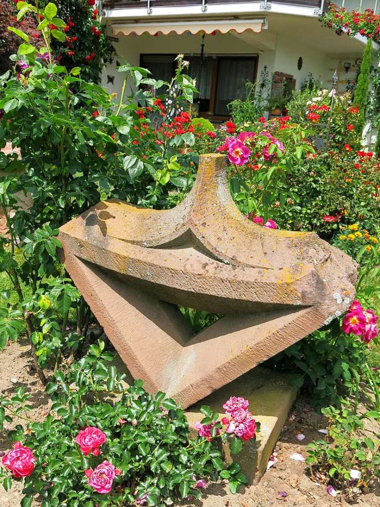 Blumen, Strucher, Bume, Gemse, Kruter und mehr gedeihen im Garten von Ingrid und Herbert Wehrle. Skulpturen, Brunnen, Natursteinmauern, Insektenhotel und Sitzgruppen ergnzen die blhende Oase.