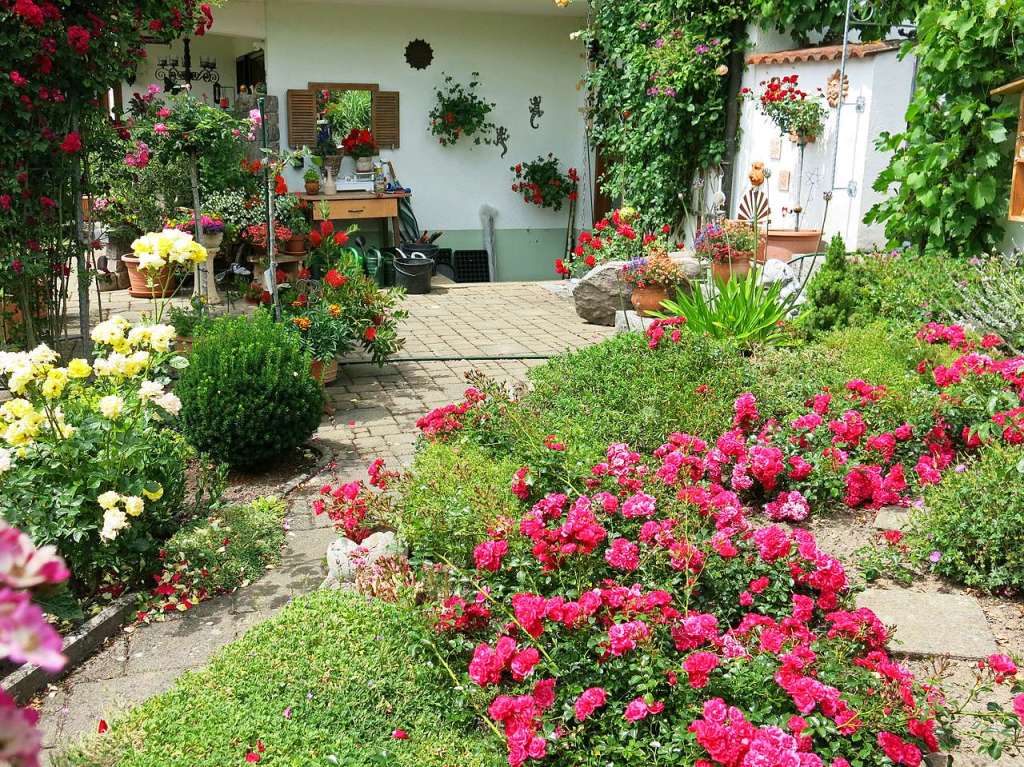 Blumen, Strucher, Bume, Gemse, Kruter und mehr gedeihen im Garten von Ingrid und Herbert Wehrle. Skulpturen, Brunnen, Natursteinmauern, Insektenhotel und Sitzgruppen ergnzen die blhende Oase.