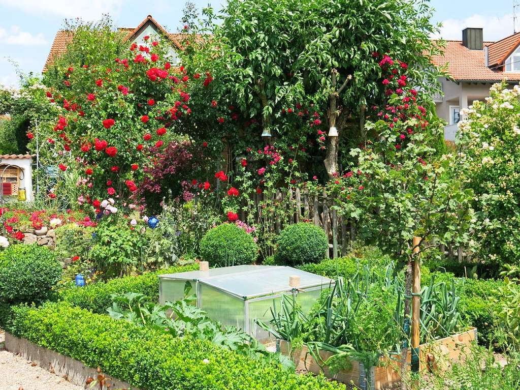 Blumen, Strucher, Bume, Gemse, Kruter und mehr gedeihen im Garten von Ingrid und Herbert Wehrle. Skulpturen, Brunnen, Natursteinmauern, Insektenhotel und Sitzgruppen ergnzen die blhende Oase.