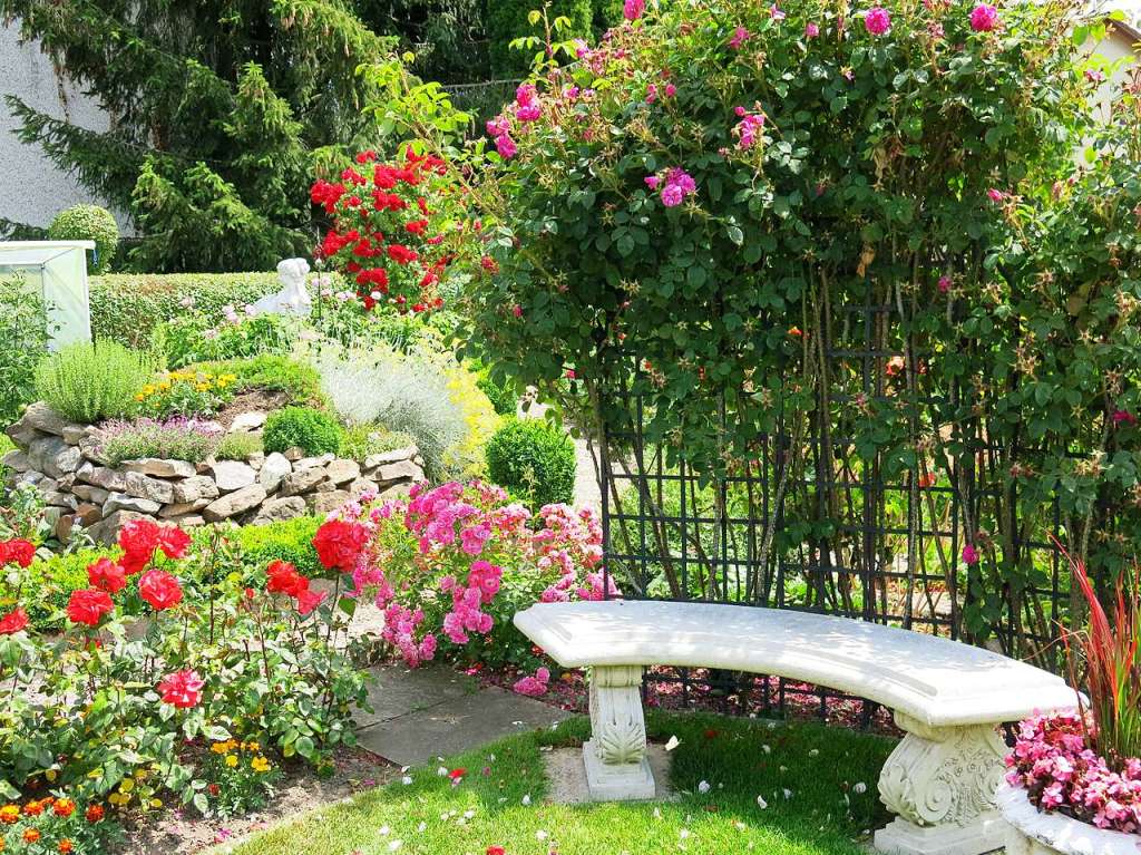 Blumen, Strucher, Bume, Gemse, Kruter und mehr gedeihen im Garten von Ingrid und Herbert Wehrle. Skulpturen, Brunnen, Natursteinmauern, Insektenhotel und Sitzgruppen ergnzen die blhende Oase.