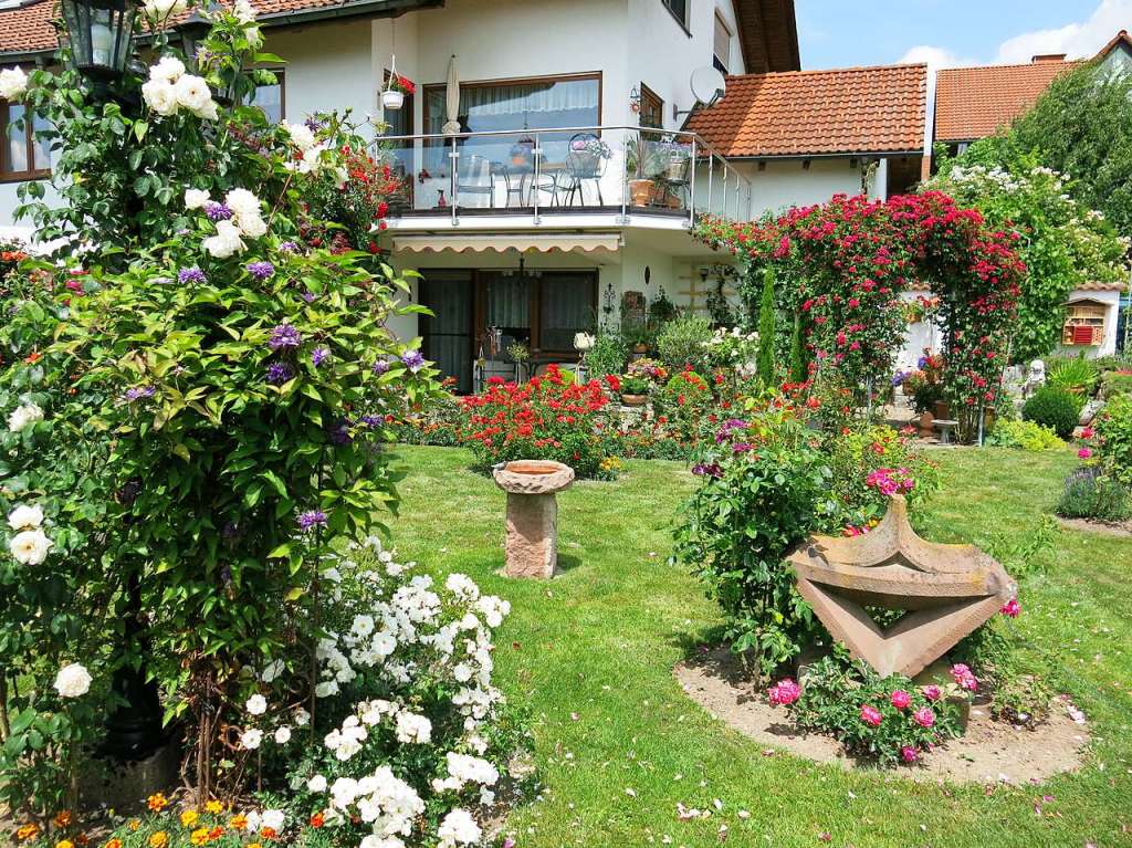 Blumen, Strucher, Bume, Gemse, Kruter und mehr gedeihen im Garten von Ingrid und Herbert Wehrle. Skulpturen, Brunnen, Natursteinmauern, Insektenhotel und Sitzgruppen ergnzen die blhende Oase.