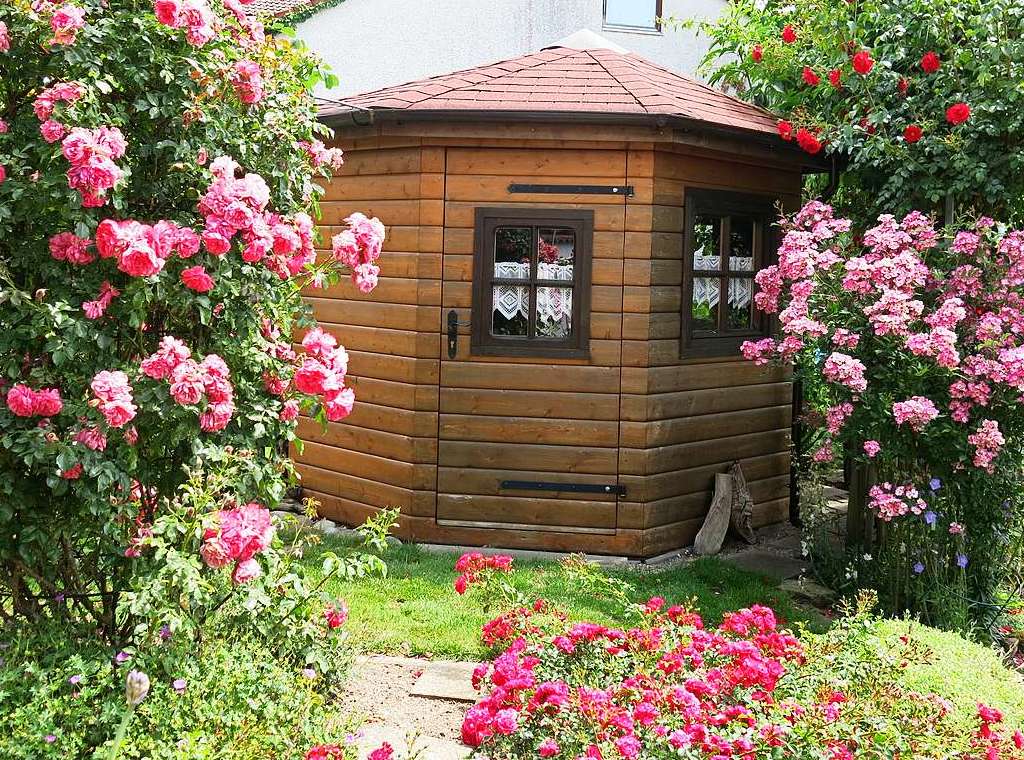 Blumen, Strucher, Bume, Gemse, Kruter und mehr gedeihen im Garten von Ingrid und Herbert Wehrle. Skulpturen, Brunnen, Natursteinmauern, Insektenhotel und Sitzgruppen ergnzen die blhende Oase.