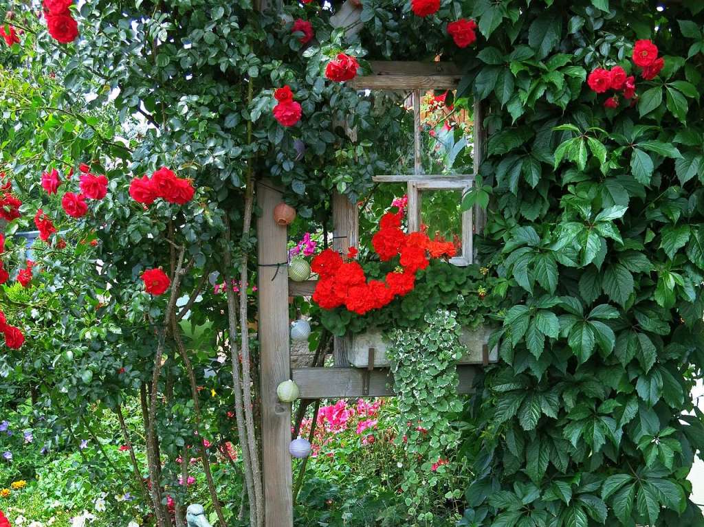 Blumen, Strucher, Bume, Gemse, Kruter und mehr gedeihen im Garten von Ingrid und Herbert Wehrle. Skulpturen, Brunnen, Natursteinmauern, Insektenhotel und Sitzgruppen ergnzen die blhende Oase.