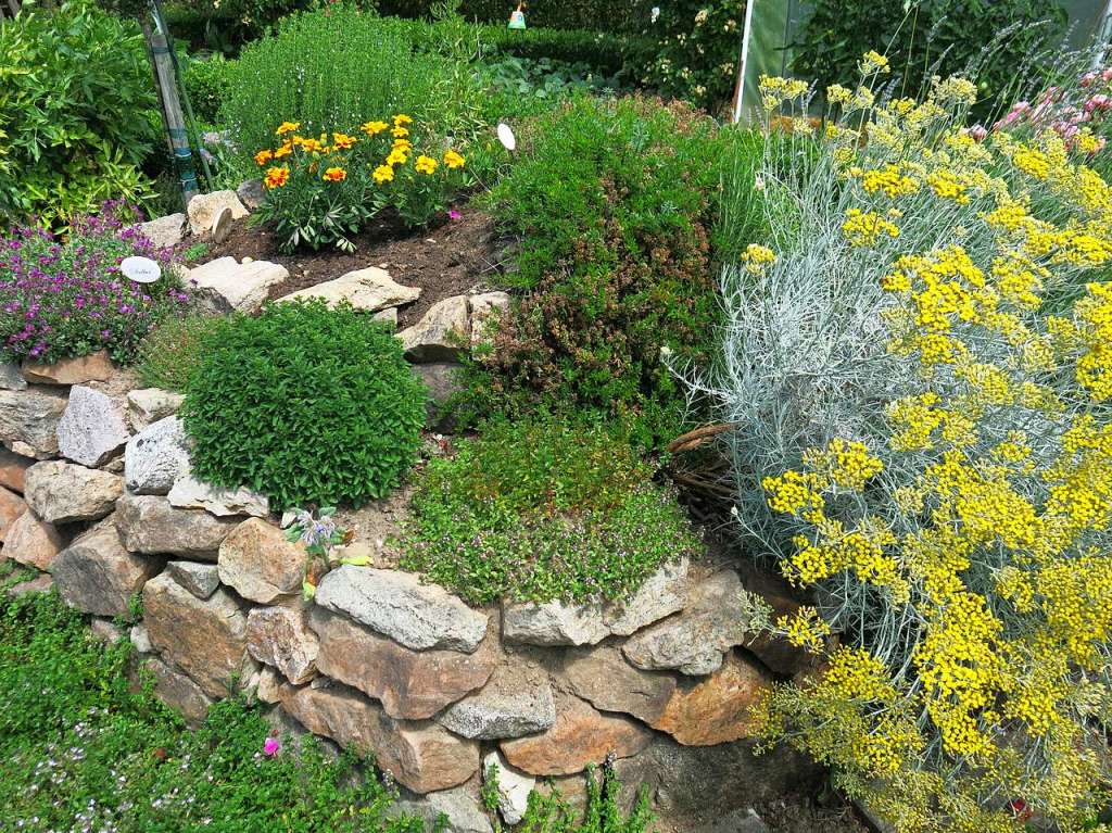 Blumen, Strucher, Bume, Gemse, Kruter und mehr gedeihen im Garten von Ingrid und Herbert Wehrle. Skulpturen, Brunnen, Natursteinmauern, Insektenhotel und Sitzgruppen ergnzen die blhende Oase.