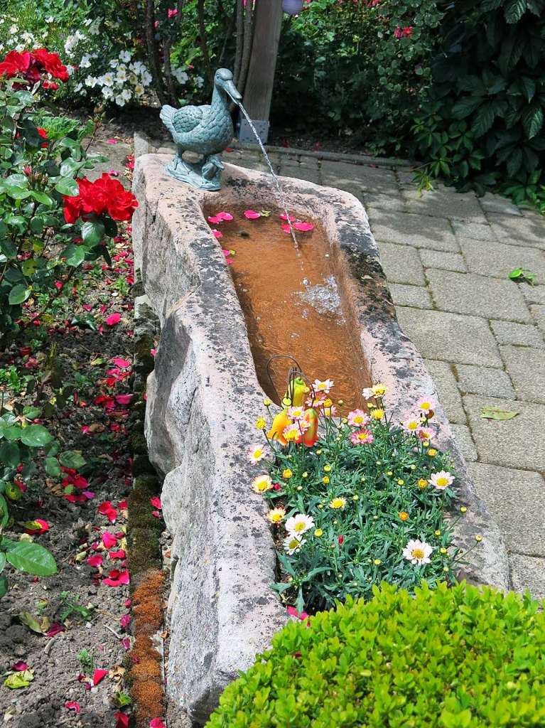 Blumen, Strucher, Bume, Gemse, Kruter und mehr gedeihen im Garten von Ingrid und Herbert Wehrle. Skulpturen, Brunnen, Natursteinmauern, Insektenhotel und Sitzgruppen ergnzen die blhende Oase.