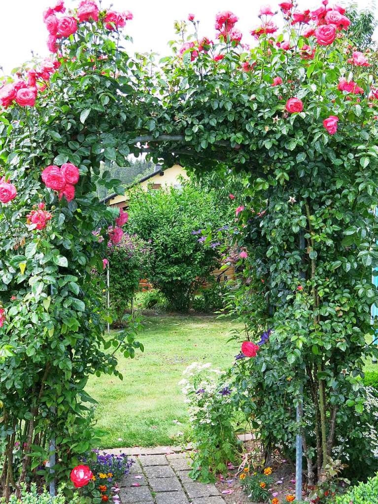 Blumen, Strucher, Bume, Gemse, Kruter und mehr gedeihen im Garten von Ingrid und Herbert Wehrle. Skulpturen, Brunnen, Natursteinmauern, Insektenhotel und Sitzgruppen ergnzen die blhende Oase.