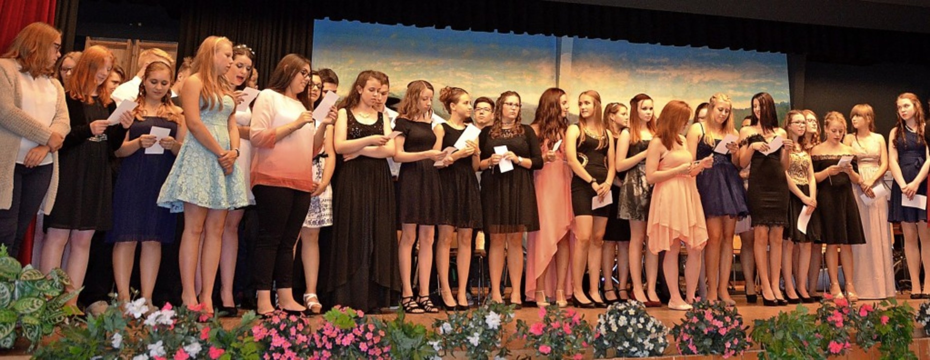 Gemeinsam mit einem Lied auf der Bühne... Absolventen würdig zu verabschieden.   | Foto: Christiane Sahli