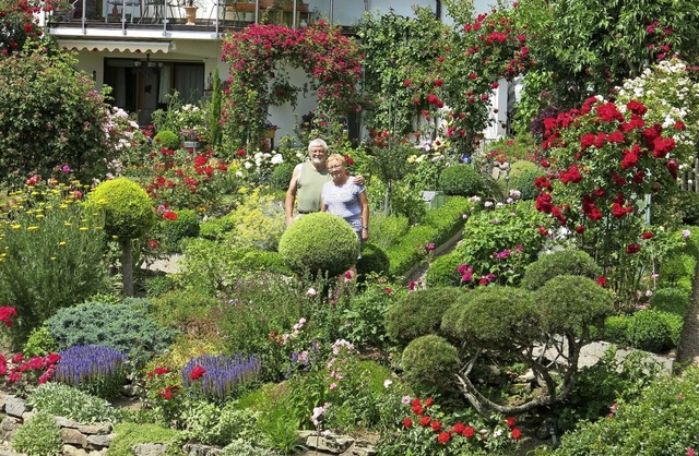 Ingrid und Herbert Wehrle in ihrem selbstgeschaffenen Pflanzenparadies.   | Foto: Erhard Morath