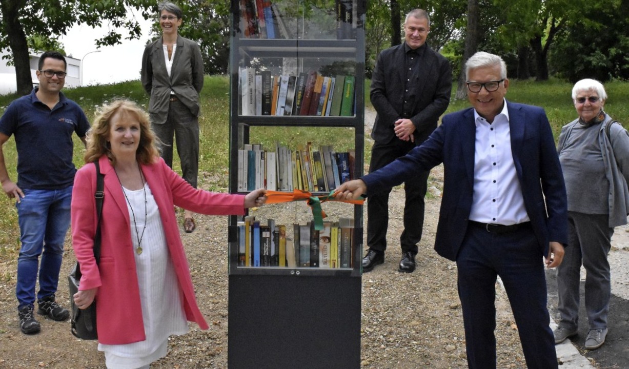 Bei der Einweihung des neuen Büchersch... und Inge Gula von der Buchschachtel.   | Foto: Thomas Loisl Mink